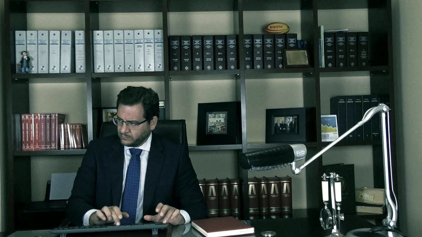 Pablo Tornero trabajando en su despacho de abogados en Jaén